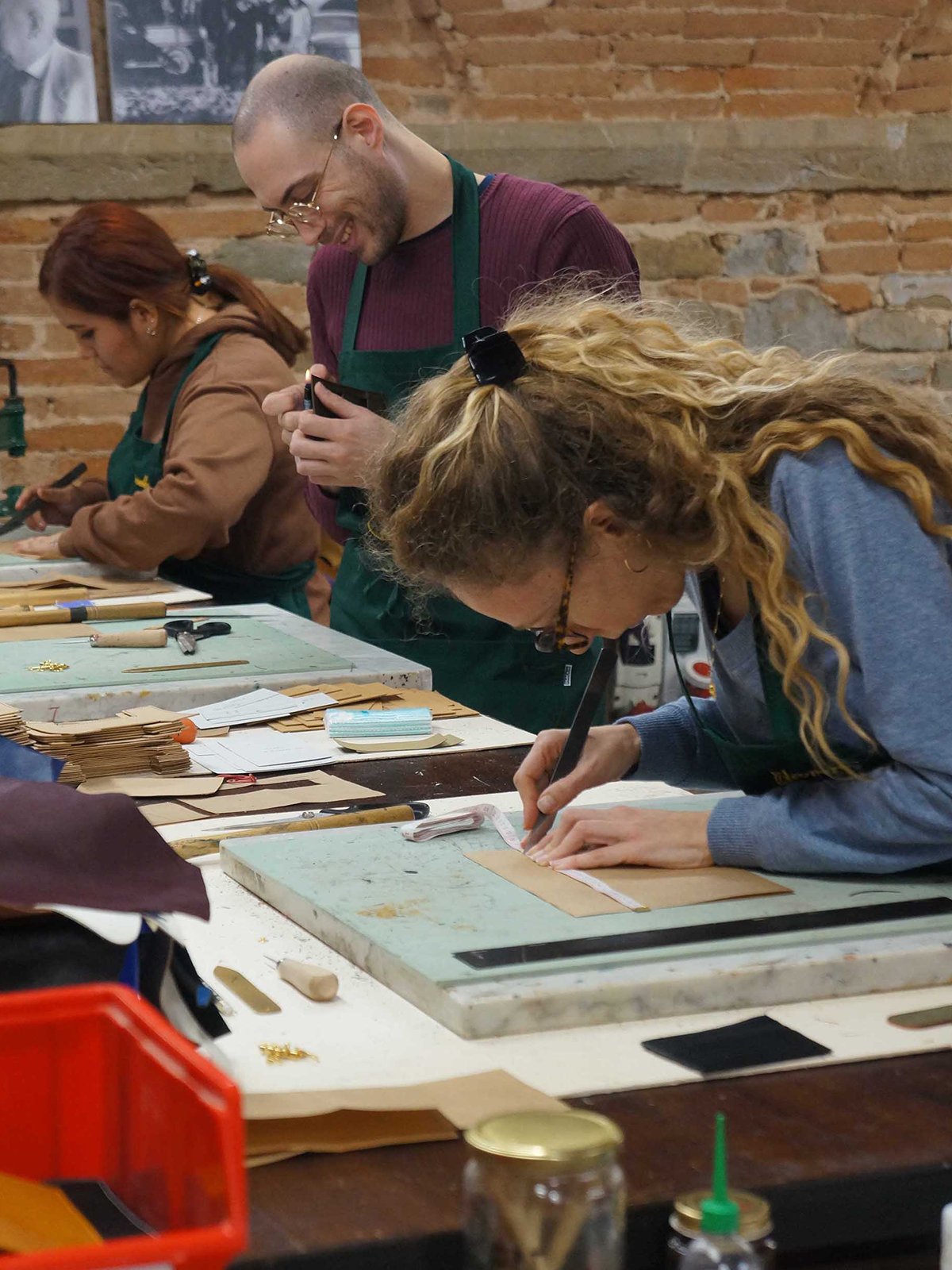 Leather School, in Florence, four young people graduate as artisans